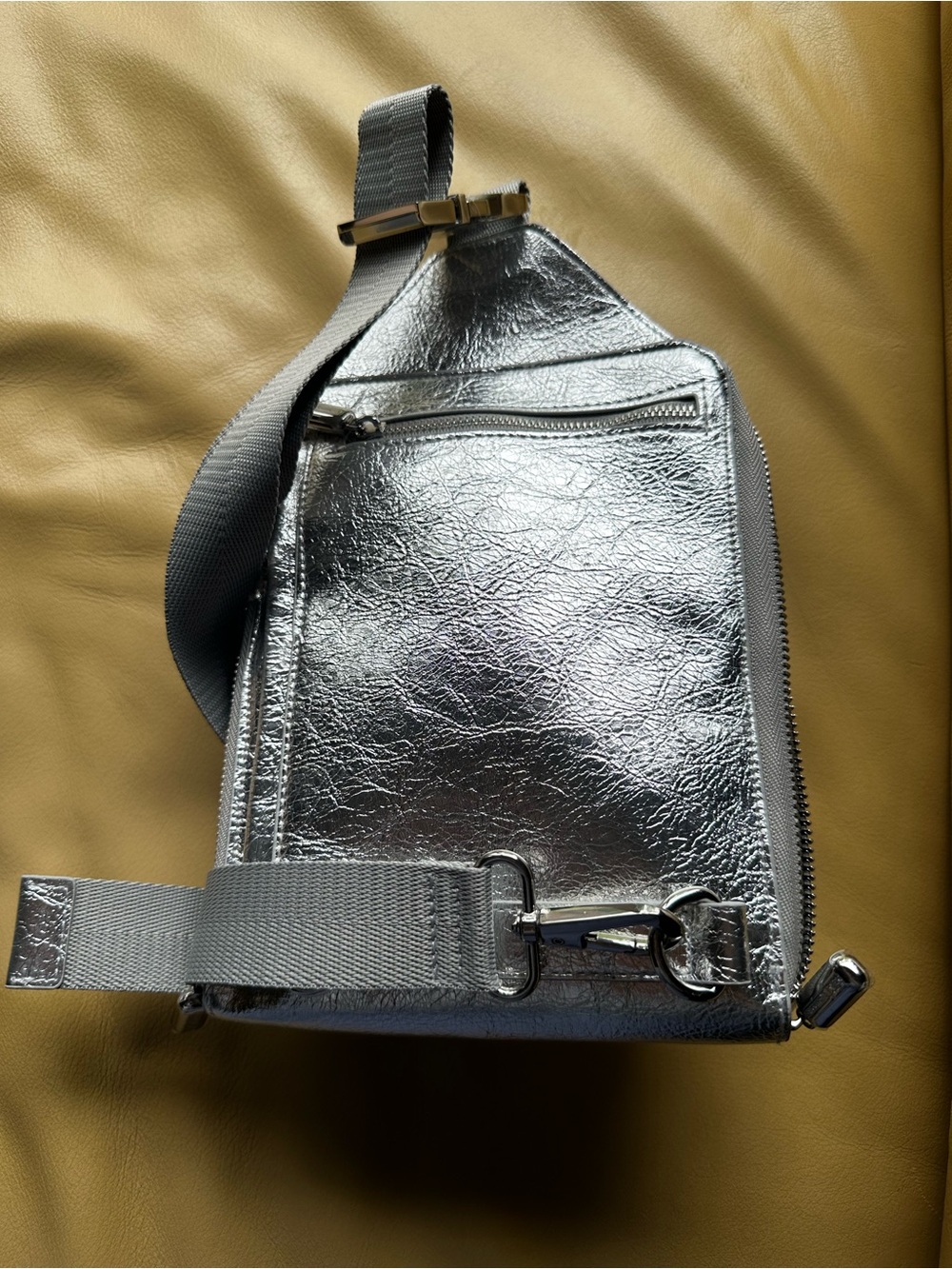 BÉIS x Chipotle The Napkin Sling
in Foil - Picture 6 of 11